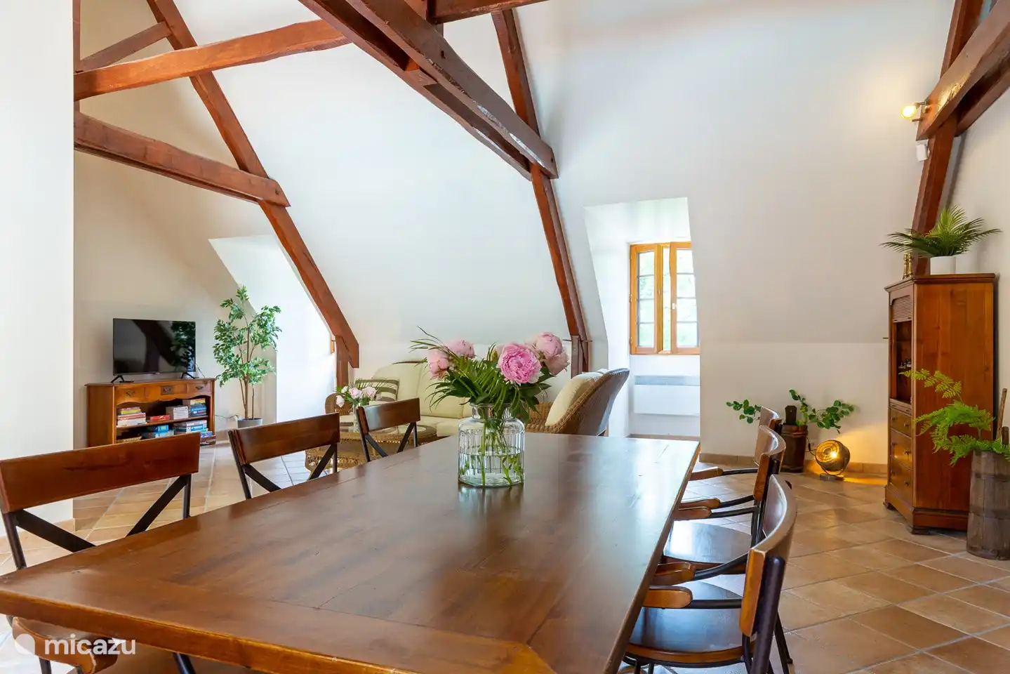 Wohnzimmer mit 4K-Fernseher und Sitzecke im Obergeschoss. Der Esstisch im Obergeschoss ist für 6 Personen geeignet