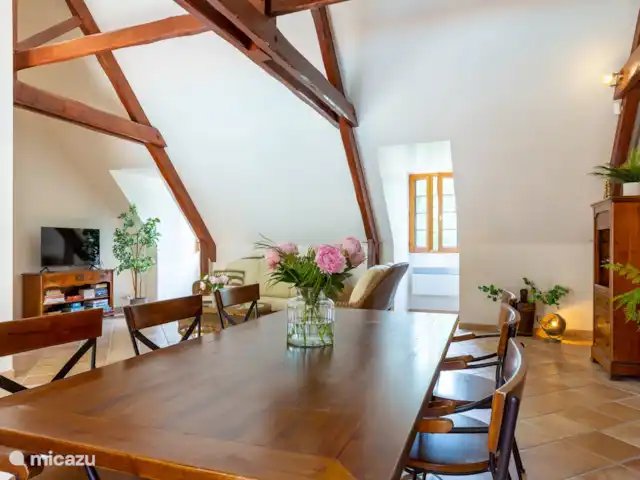 Maison Saint-Blaise pour familles | France, Dordogne, Rampieux - maison de vacances Salon avec télévision 4k et coin salon à l'étage. La table à manger à l'étage convient pour 6 personnes