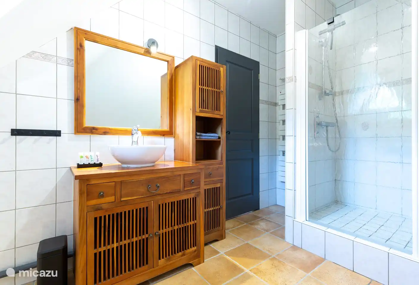 Im Obergeschoss Badezimmer mit Dusche (Toilette im separaten Raum). Wird von den Schlafzimmern 4 und 5 geteilt.