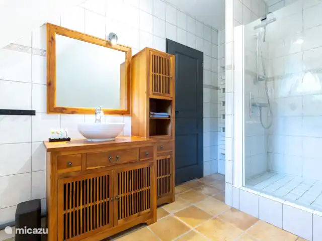 Maison Saint-Blaise pour familles | France, Dordogne, Rampieux - maison de vacances Salle de bain à l'étage avec douche (wc dans pièce séparée). Commun aux chambres 4 et 5.