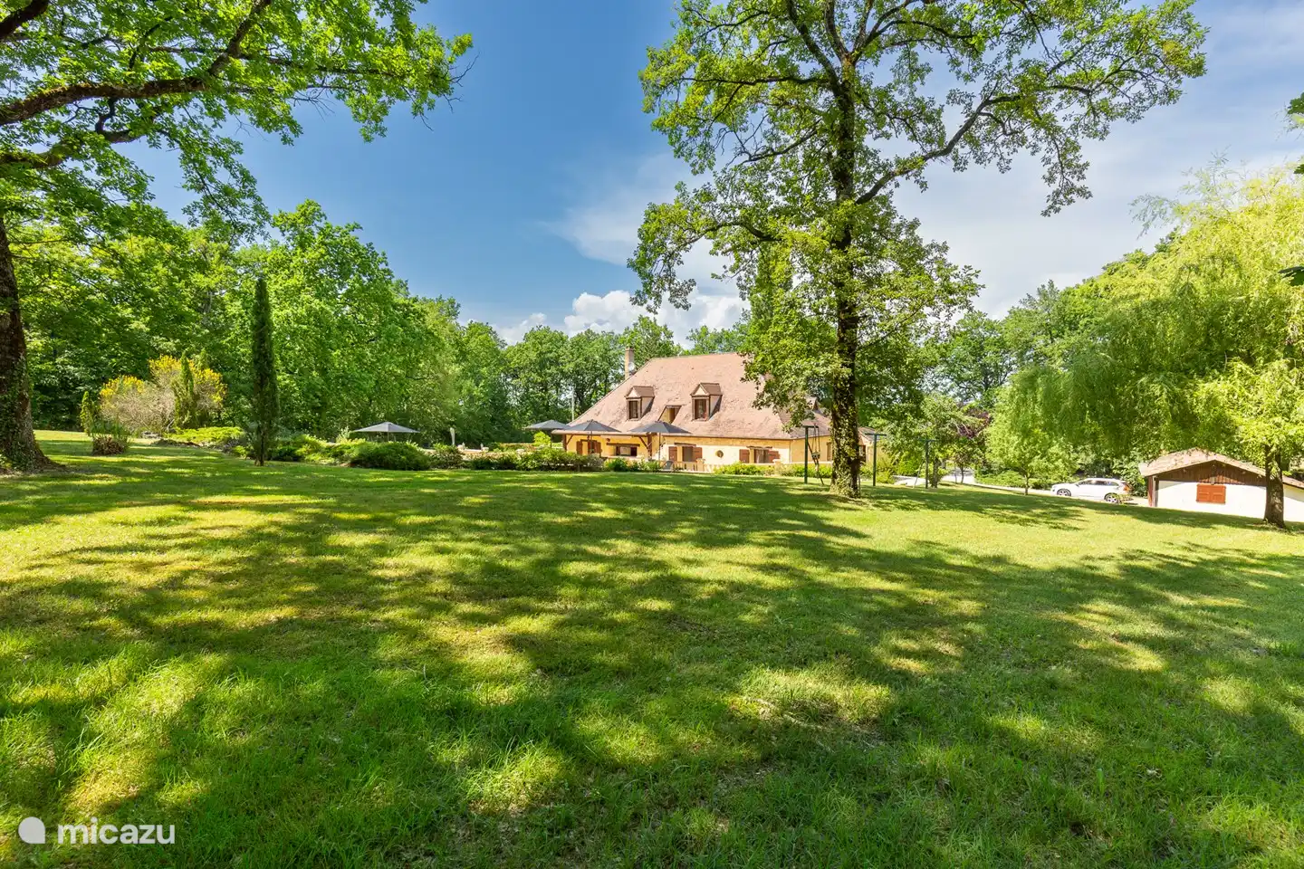 Blick vom Hinterhof (Hängematte) auf das Haus