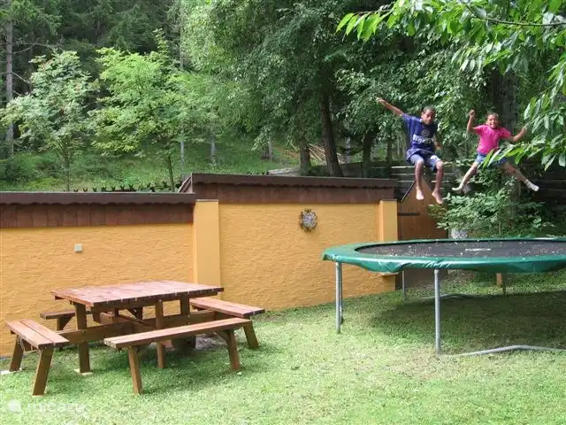 Aloisia - Appartement Aineck | Autriche, Salzburgerland, Sankt Michael Im Lungau - appartement Jardin spacieux avec équipement de jeux.