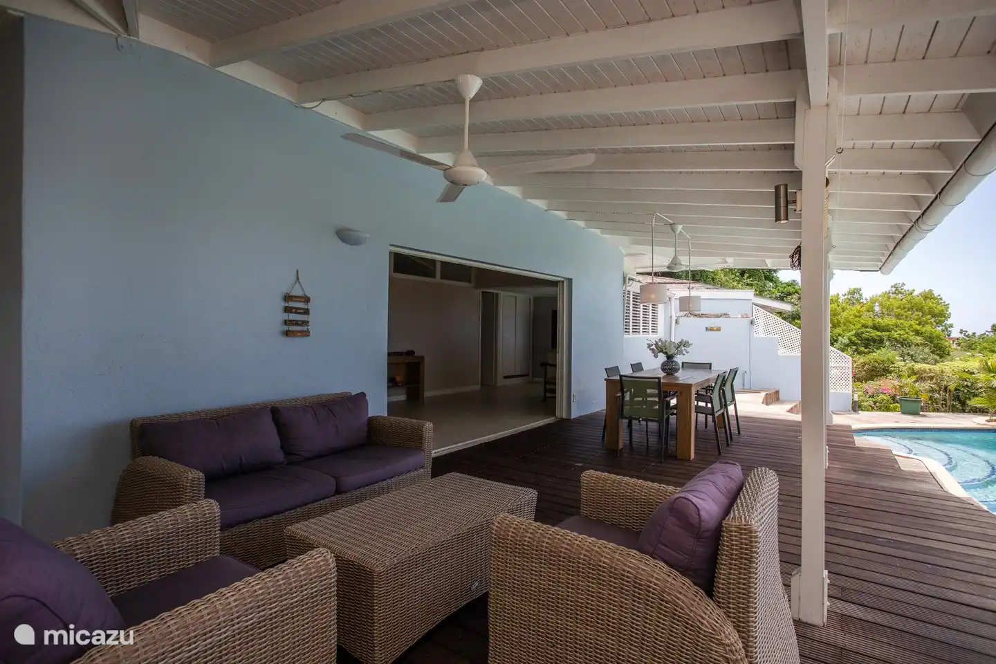 Geräumige Veranda mit Deckenventilatoren