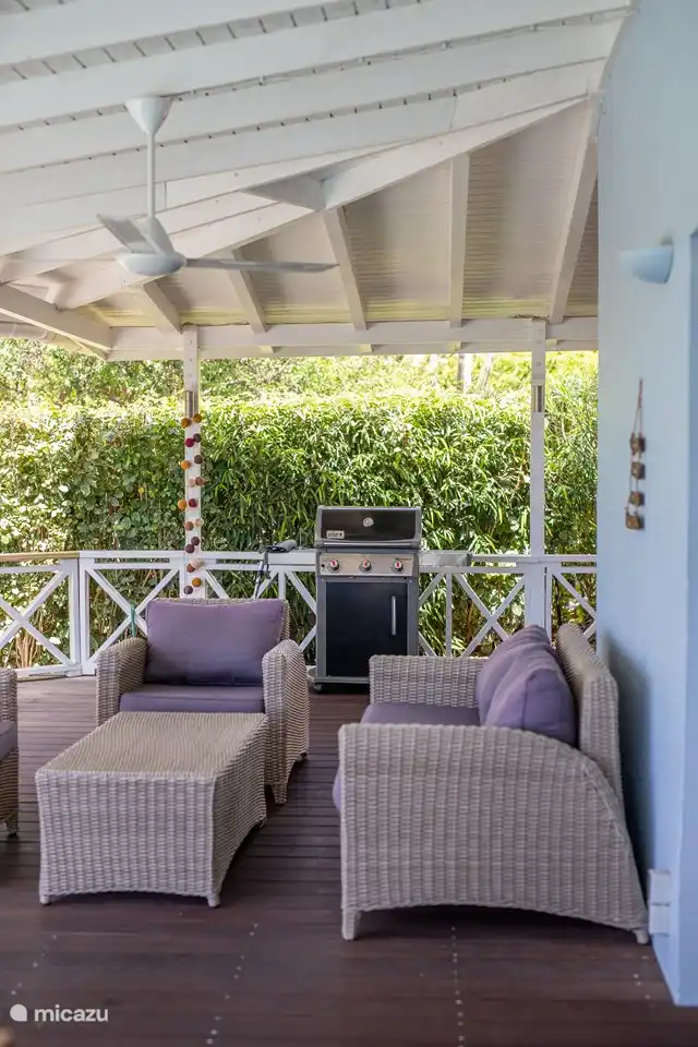 Lounge-Ecke mit Gasgrill