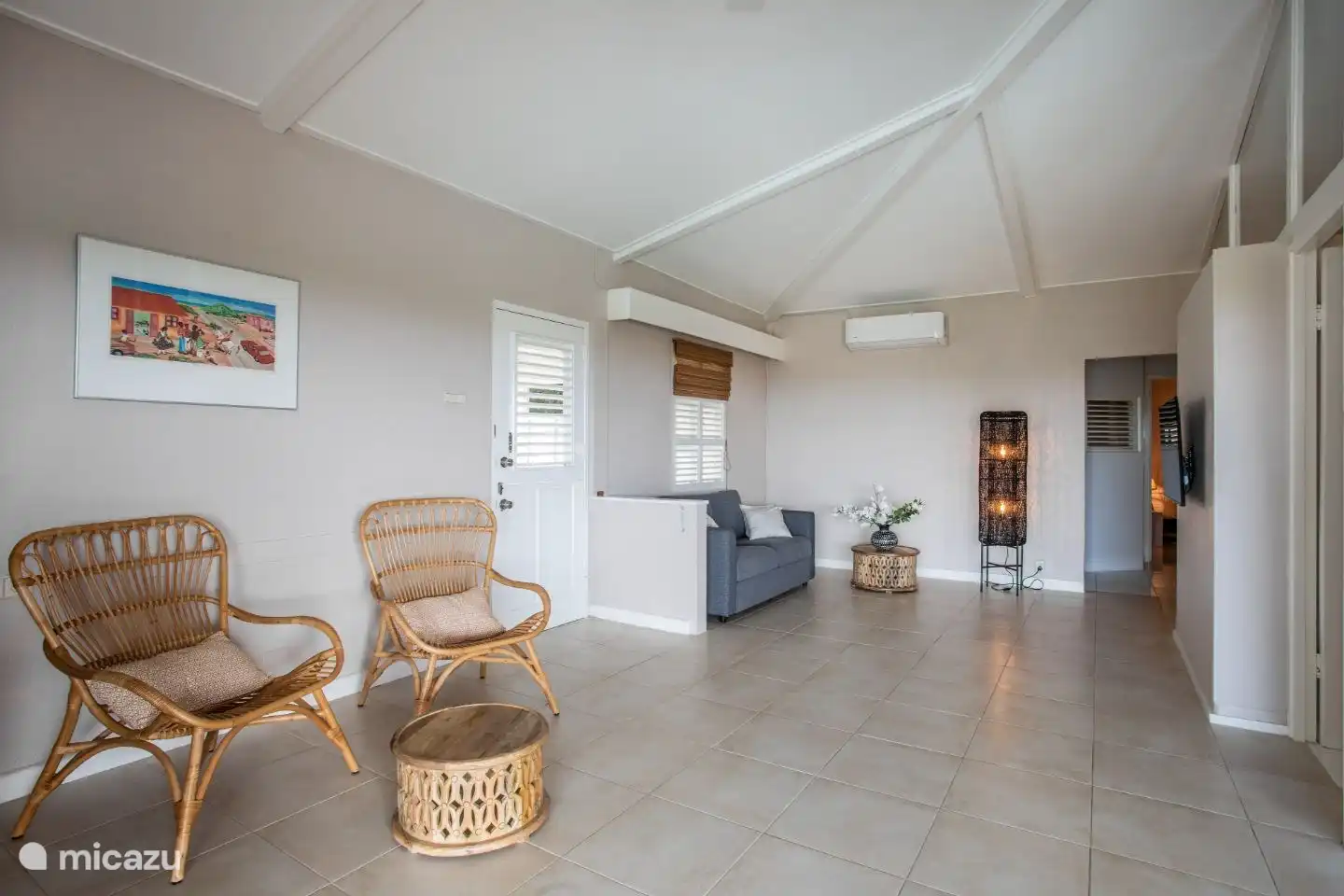 Wohnzimmer mit Smart-TV und Klimaanlage