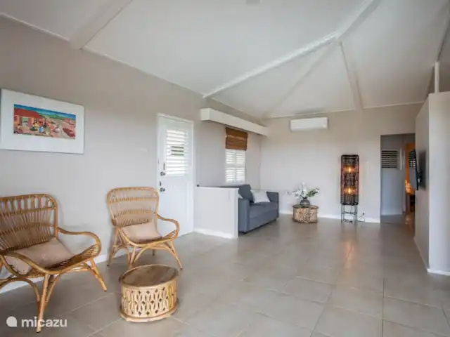 Villa Mai Blu huren in Curaçao, Curacao-Midden, Piscadera - bungalow Woonkamer met smart-tv en air-conditioning