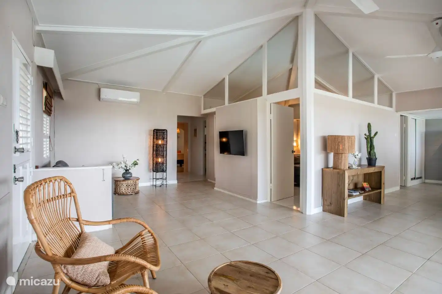 Wohnzimmer mit Smart-TV, Klimaanlage und Deckenventilatoren