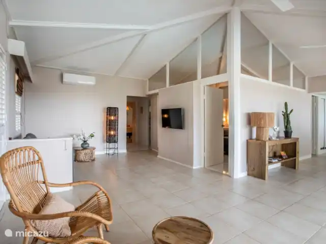 Villa Mai Blu huren in Curaçao, Curacao-Midden, Piscadera - bungalow Woonkamer met smart-tv en air-conditioning en plafond ventilatoren