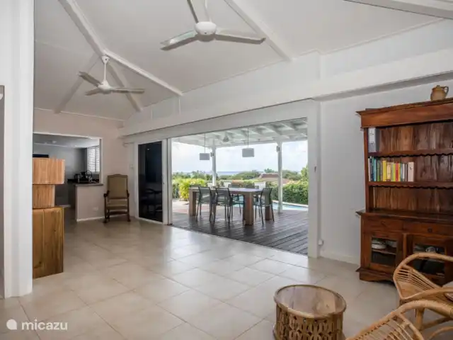 Villa Mai Blu huren in Curaçao, Curacao-Midden, Piscadera - bungalow Woonkamer met schuifpui naar veranda en zwembad