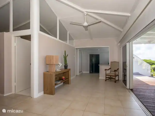 Villa Mai Blu huren in Curaçao, Curacao-Midden, Piscadera - bungalow Woonkamer met grote schuifpui