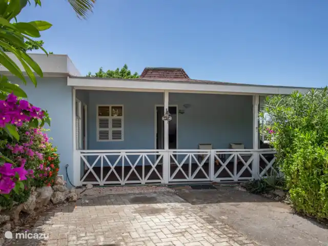 Villa Mai Blu huren in Curaçao, Curacao-Midden, Piscadera - bungalow Entree met privé parkeerplaats