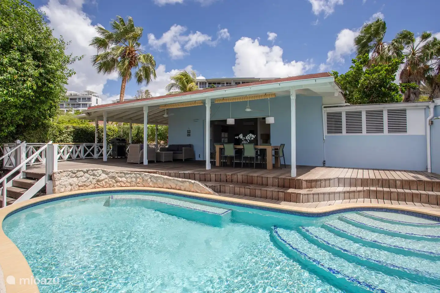 Salzwasserpool mit Außendusche