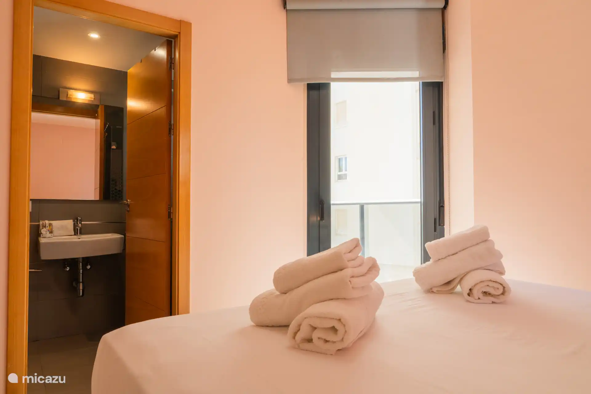 Slaapkamer 1 met ensuite badkamer