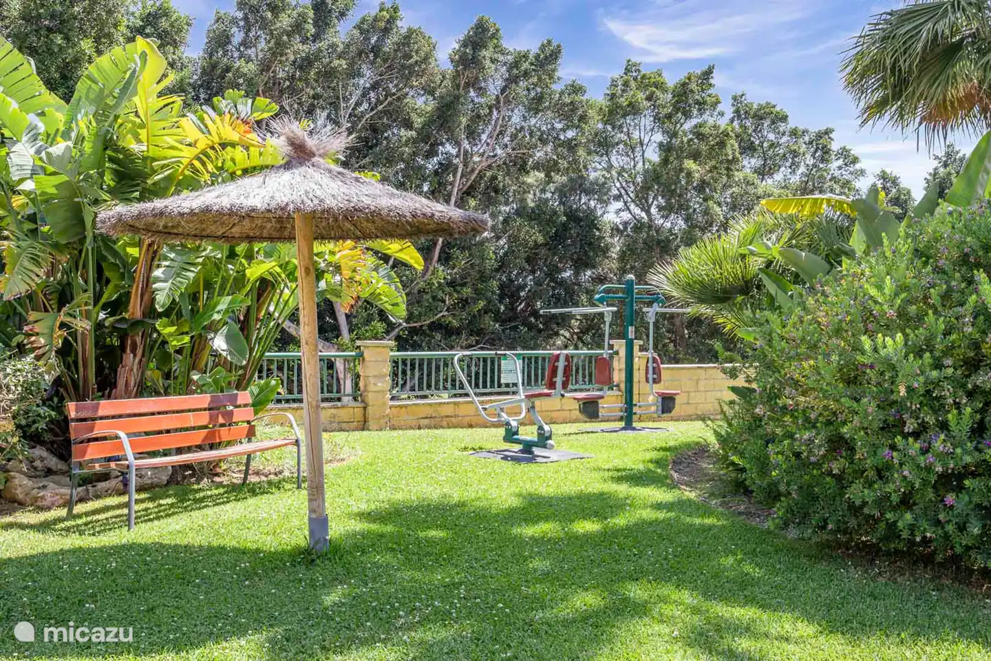 Liege- und Fitnessbereich am Pool