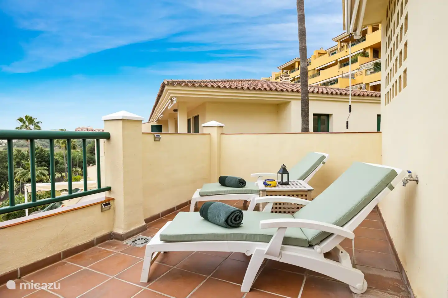 Sonnenliegen auf der Terrasse