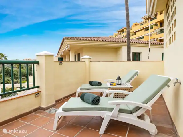 casa pura vida en España, Costa del Sol, Benalmádena - apartamento Tumbonas en la terraza