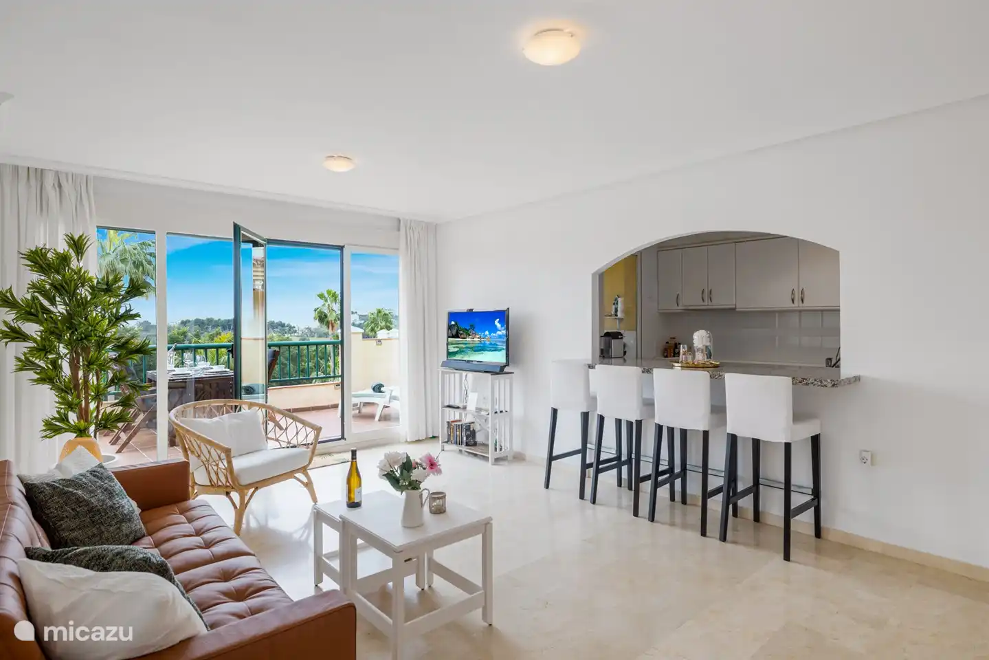 Wohnzimmer mit Bar/Essbereich