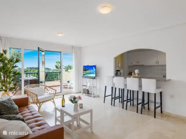 casa pura vida en España, Costa del Sol, Benalmádena - apartamento Salón con zona de bar/comedor