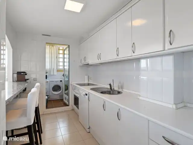 casa pura vida en España, Costa del Sol, Benalmádena - apartamento cocina y despensa