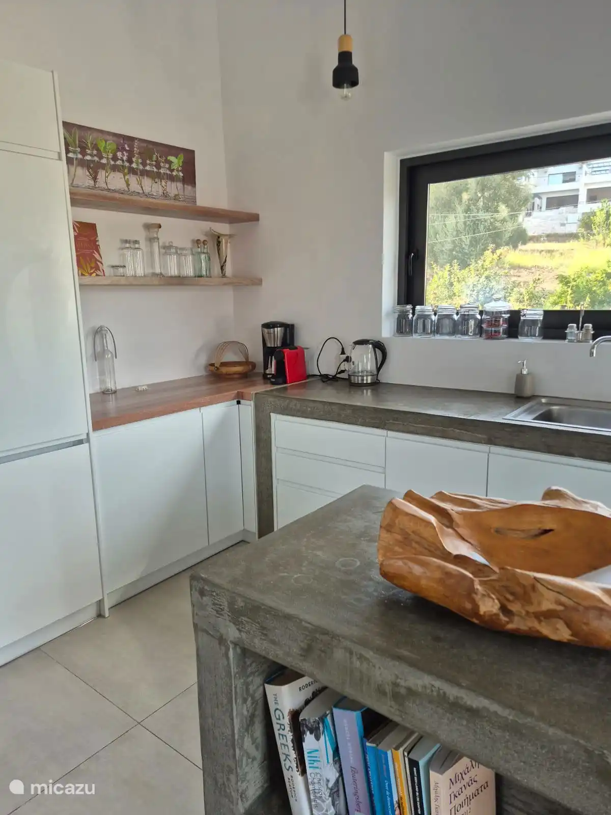 Volledige toegeruste keuken. Met nespresso en filterkoffie, vriezer, combi-magnetron oven etc