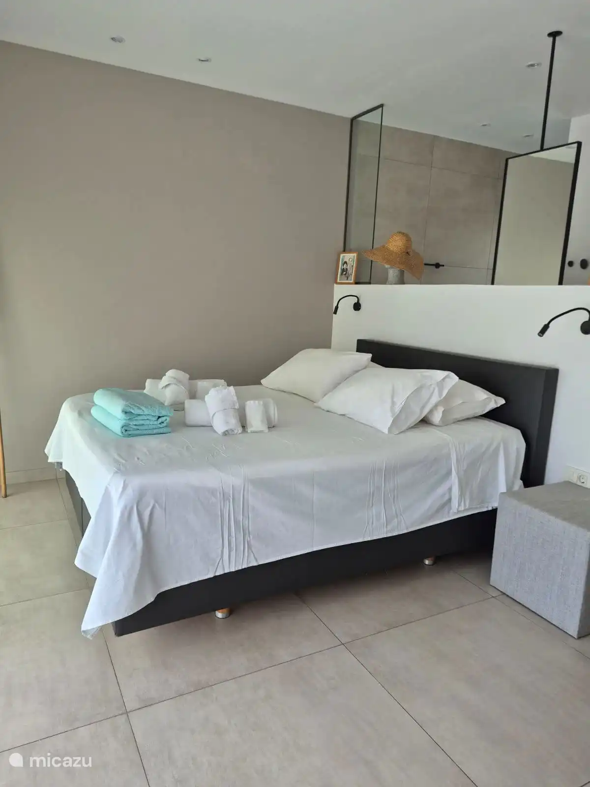 Masterbedroom met uitzicht op zee en bergen