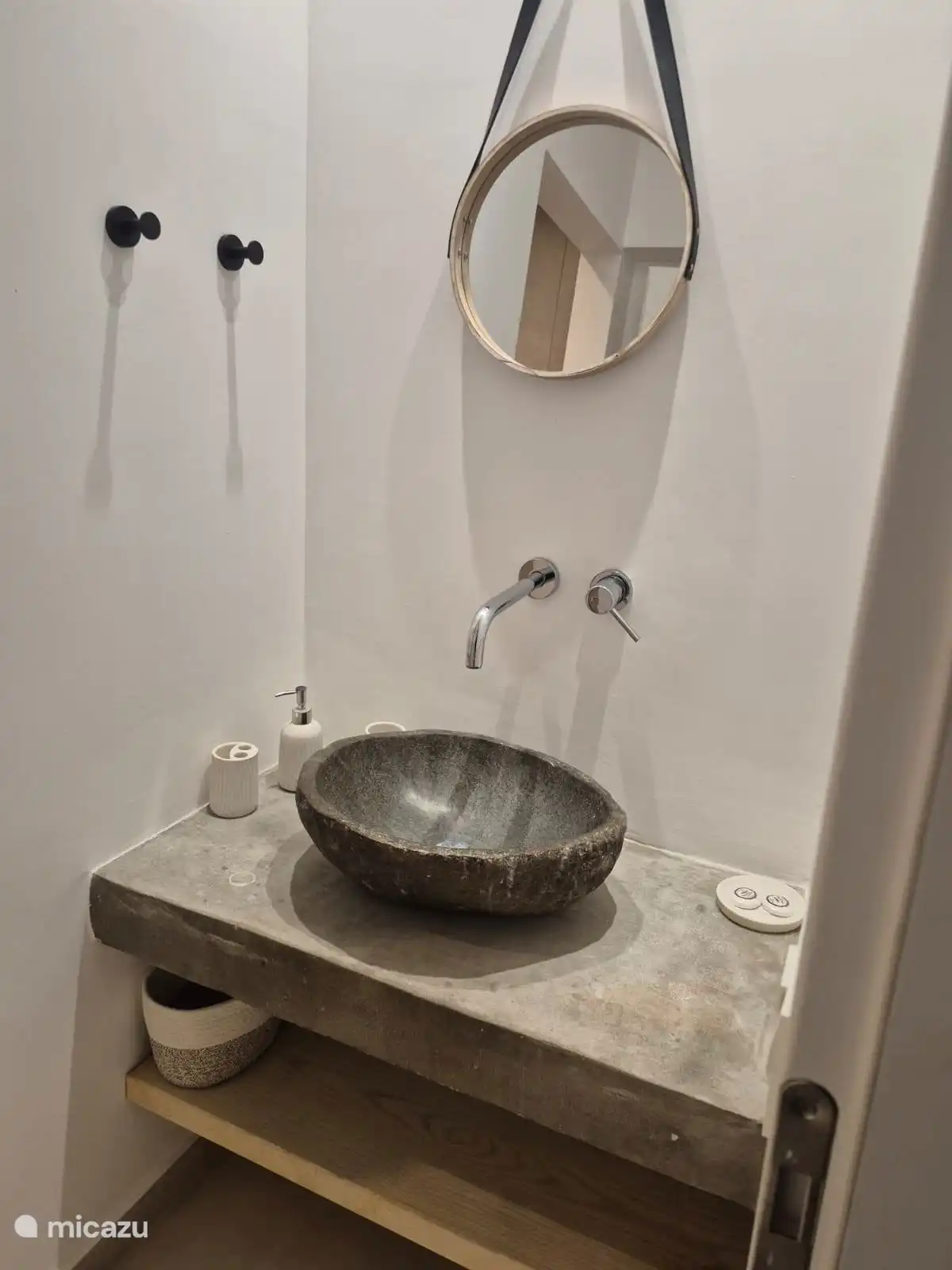 Badkamer met douche beneden (aparte 3e toilet)