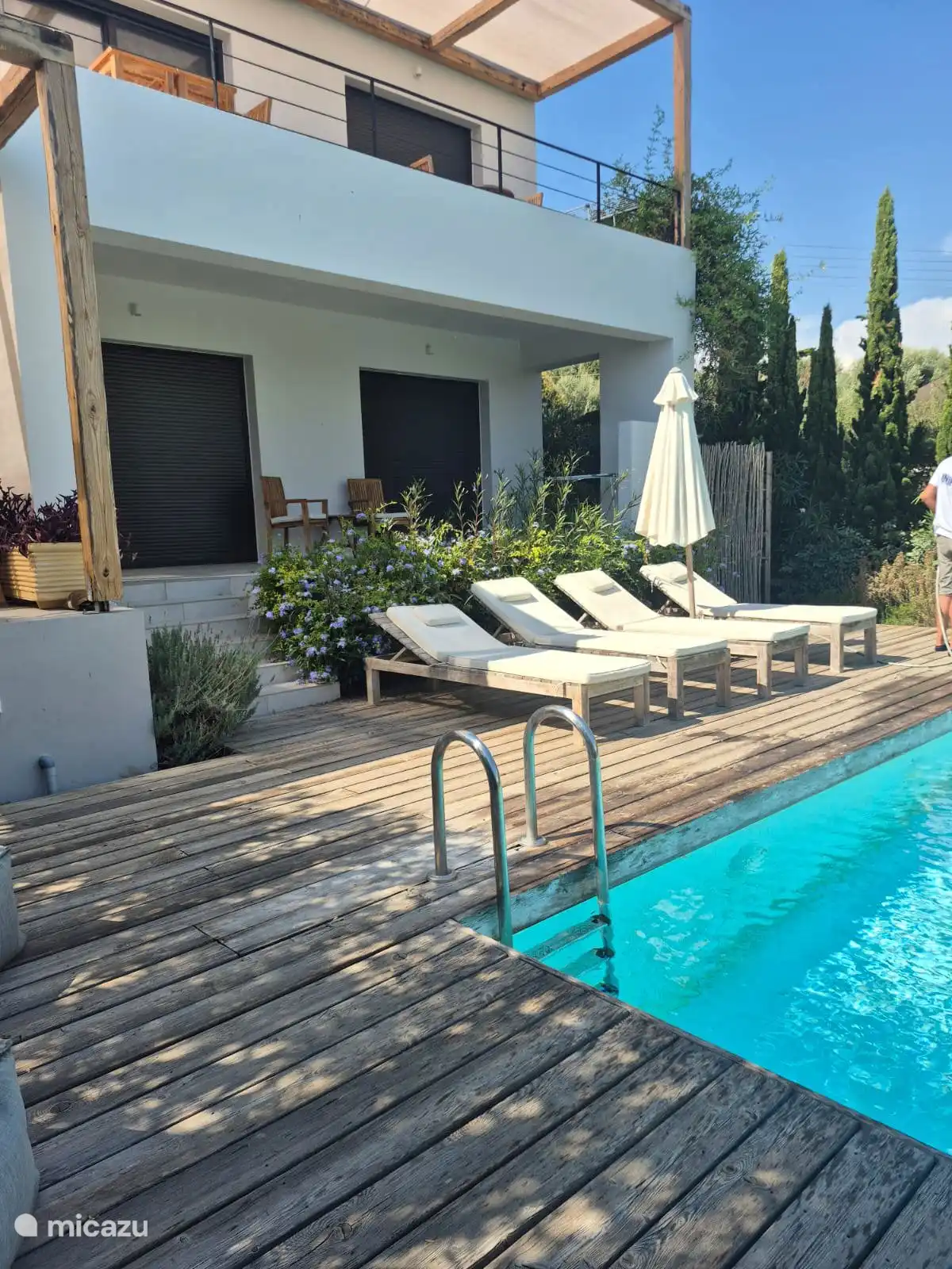 Diverse terrassen met diverse zitjes en soorten subbed, hangmat en hangend daybed