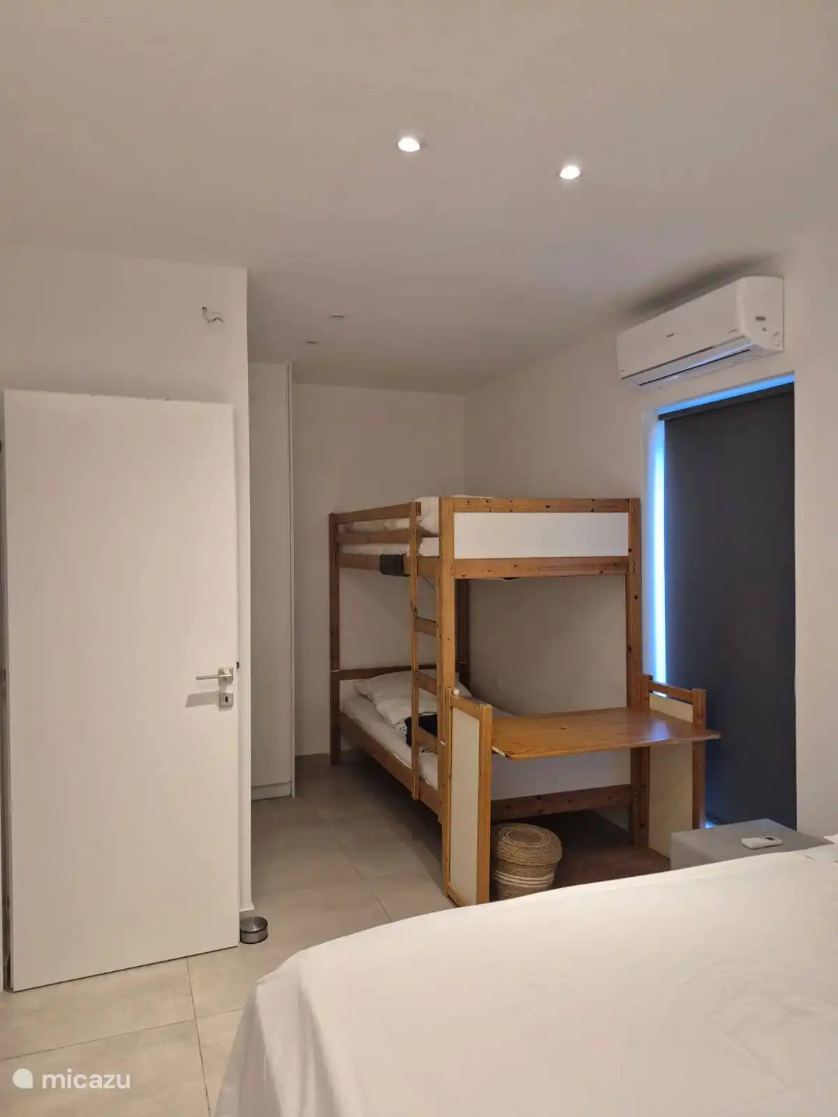 Derde slaapkamer met ruim stapel en bureau/commode