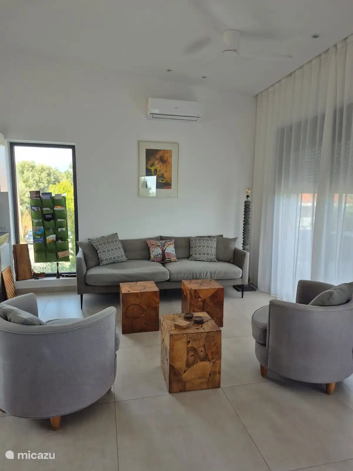 Grote woonkamer met (draaibare) smart tv