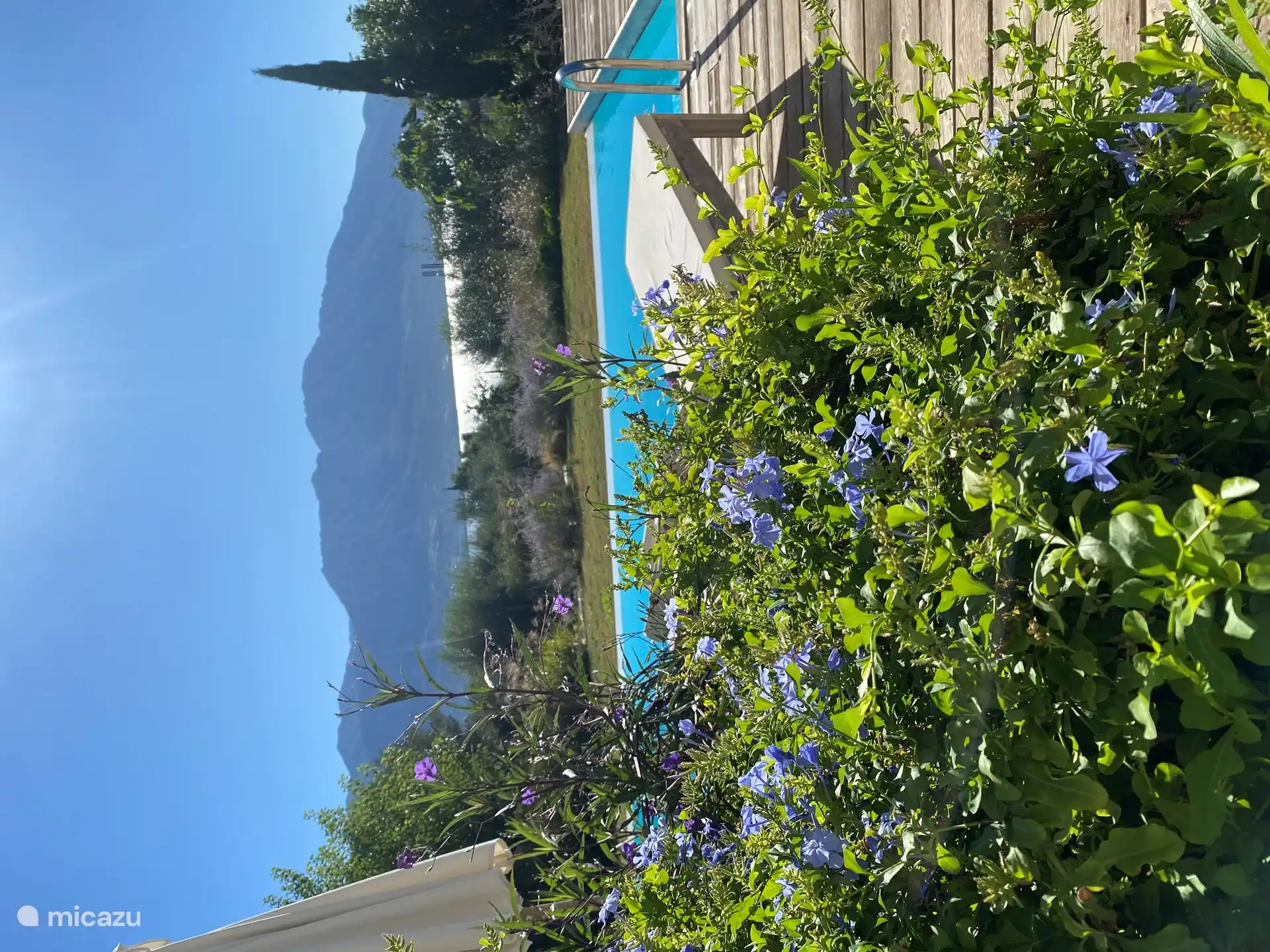 Vue de la terrasse devant les chambres
