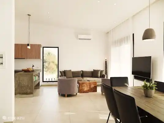 Salon spacieux. Très lumineux grâce aux fenêtres et vues sur tous les côtés et en hauteur.