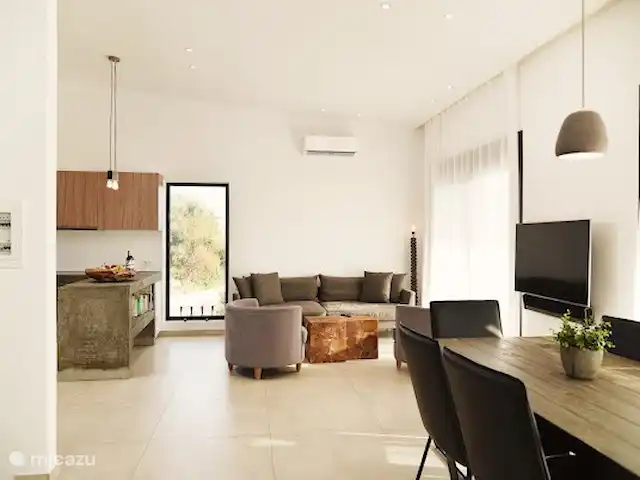 Villa Mouria en Grecia, Gracia Central, Pogonia - villa Amplia sala de estar. Muy luminosa por ventanales y vistas por todos los lados y altura.