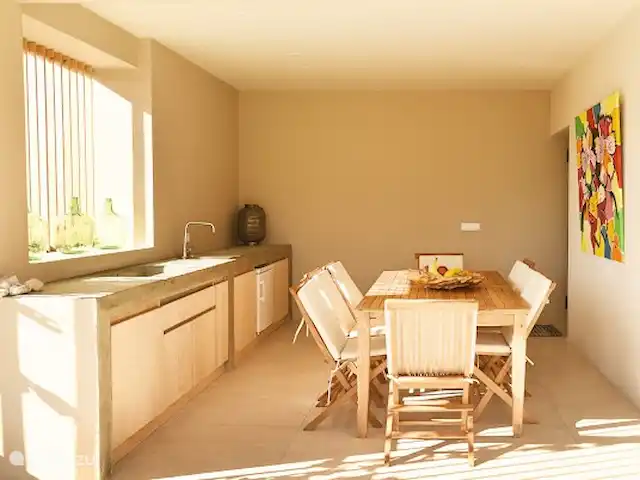 Villa Mouria en Grecia, Gracia Central, Pogonia - villa Una mirada a la cocina al aire libre con barbacoa y nevera y una espaciosa mesa de comedor con estilo