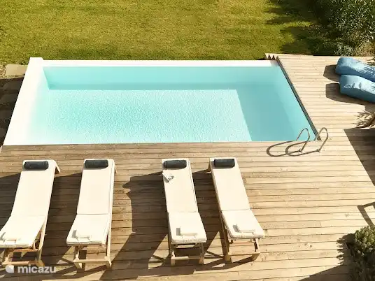 La piscine privée ! 8 par 4 mètres, où voyez-vous cela.