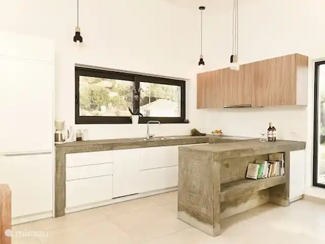 Villa Mouria en Grecia, Gracia Central, Pogonia - villa Cocina abierta con suficiente superficie de trabajo y siempre en contacto con el salón a través de la barra.