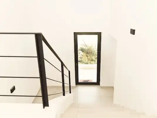 La porte d'entrée vue du salon