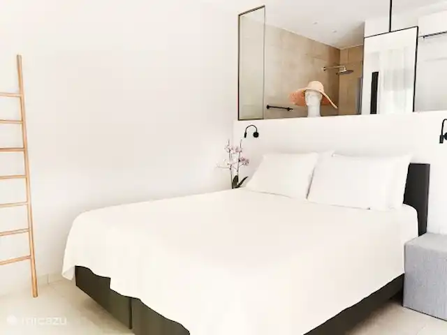 Villa Mouria en Grecia, Gracia Central, Pogonia - villa Dormitorio principal con baño abierto. Experiencia única cuando puedes disfrutar de la vista en la ducha.