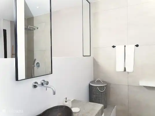 Salle de bain dans la chambre principale