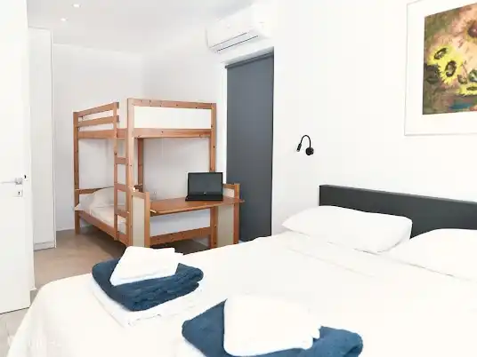 En plus du sommier de 160, un lit superposé spacieux avec ses propres placards

Aussi un bureau ou une commode ou juste un espace pour vos affaires.