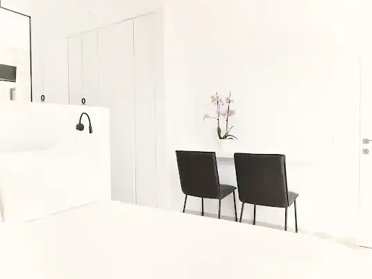 Espace et style dans la chambre des maîtres au premier étage
Ici aussi sommier tapissier 160x200 et beaucoup de lumière