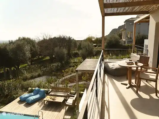 Bel aperçu des balcons terrasses et jardin.