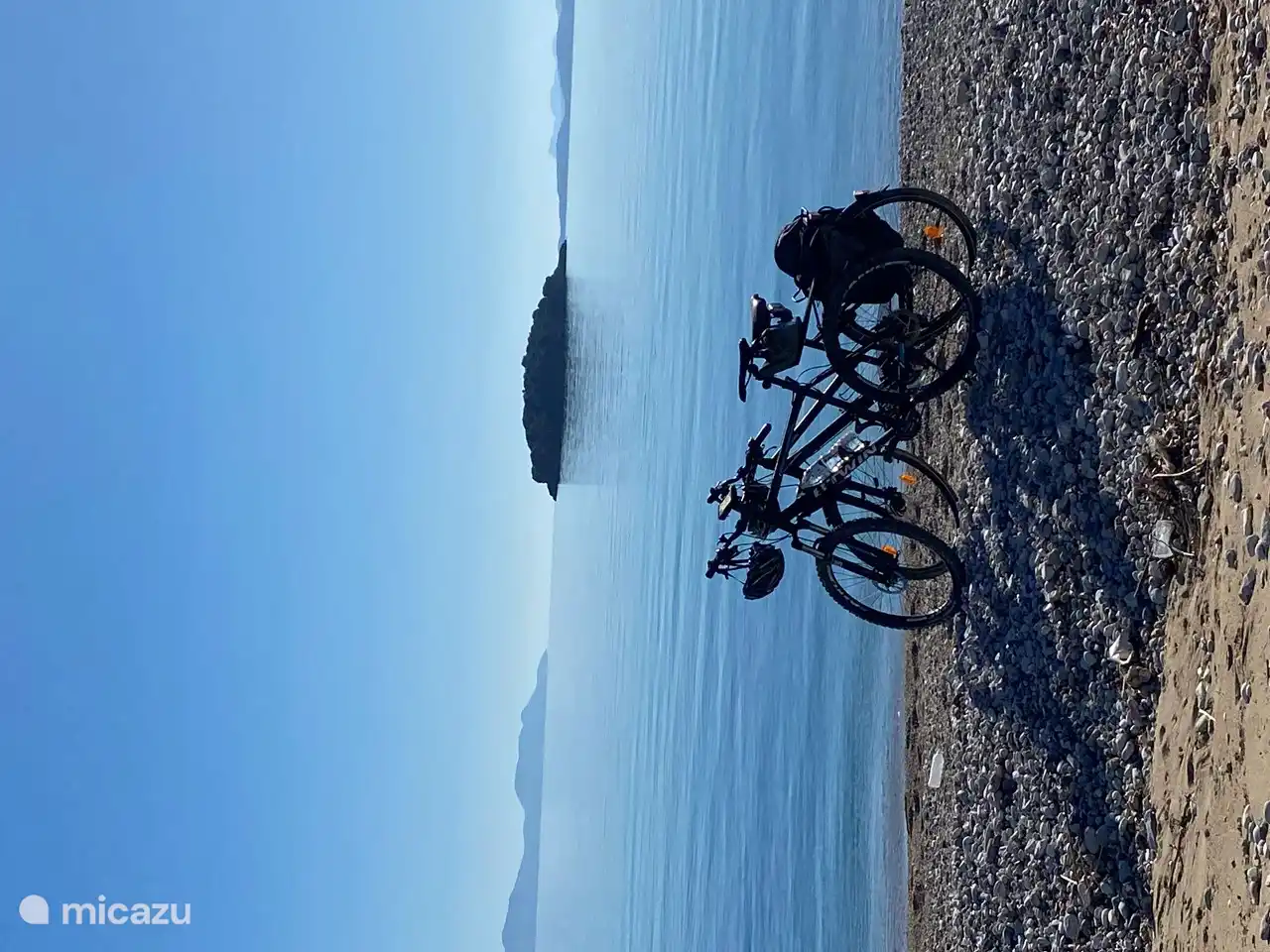 Vathia Valli, belle plage à 5 km.
En haute saison avec bar de plage.