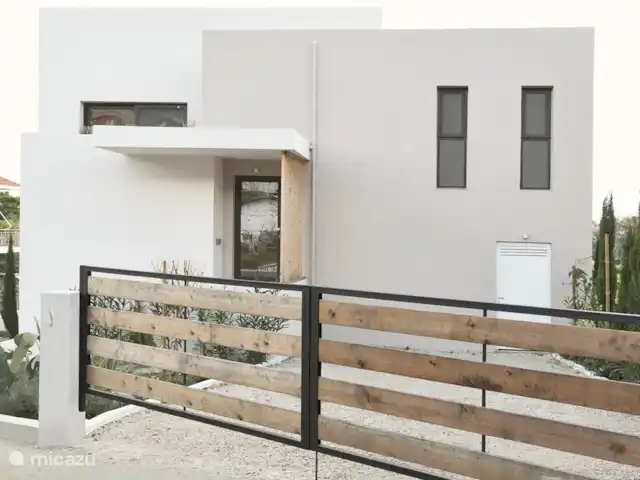 Villa Mouria en Grecia, Gracia Central, Pogonia - villa Su primera vista de la casa, el frente con entrada y amplio espacio de estacionamiento, lo sorprenderá por la vegetación ahora madura