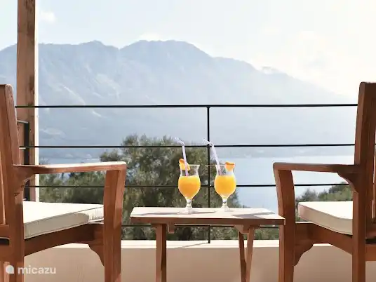 On ne se lasse jamais de la vue sur les montagnes, la mer et les îles.