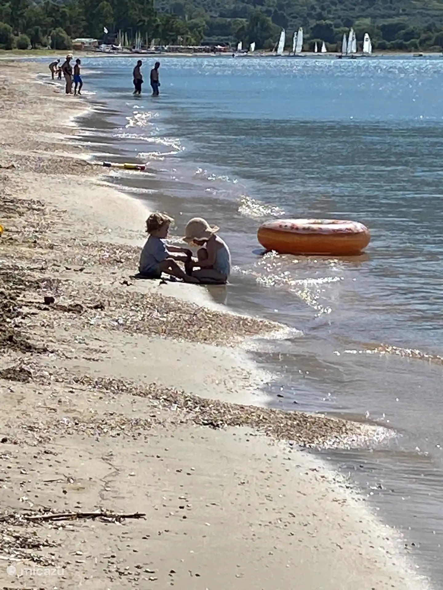 Il y a aussi une plage tranquille accessible à pied pour les enfants, la mer est à quelques mètres jusqu’aux genoux 
