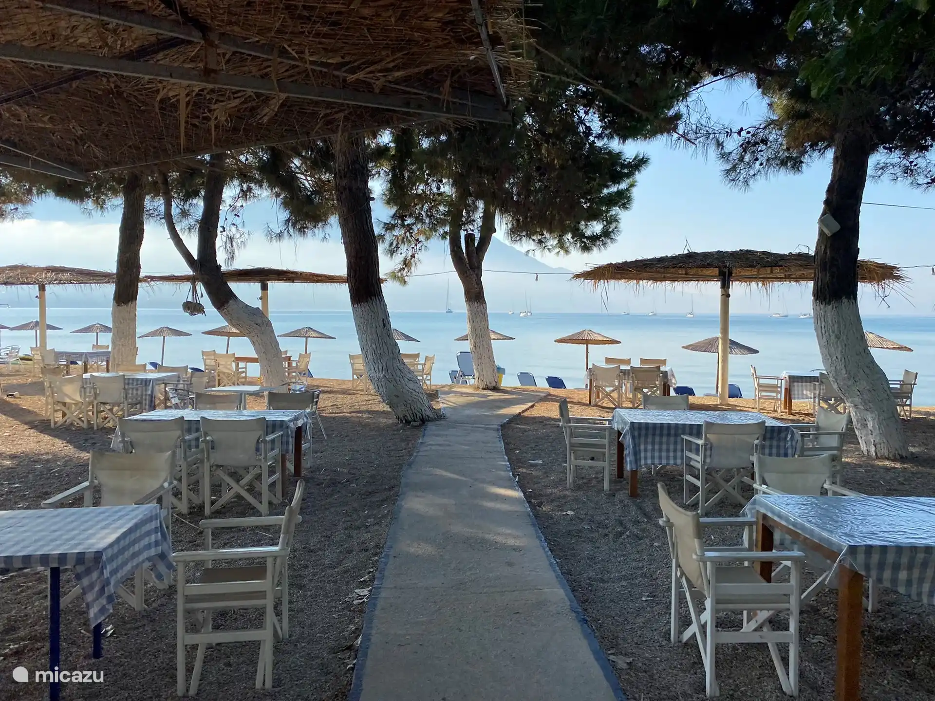 Taverne traditionnelle avec chaises longues et Alexandria et Apostolos seront heureux de vous accueillir. 