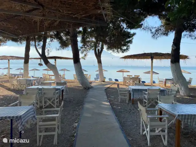 Villa Mouria en Grecia, Gracia Central, Pogonia - villa Taberna tradicional con tumbonas y Alejandría y Apostolos estarán encantados de darle la bienvenida.