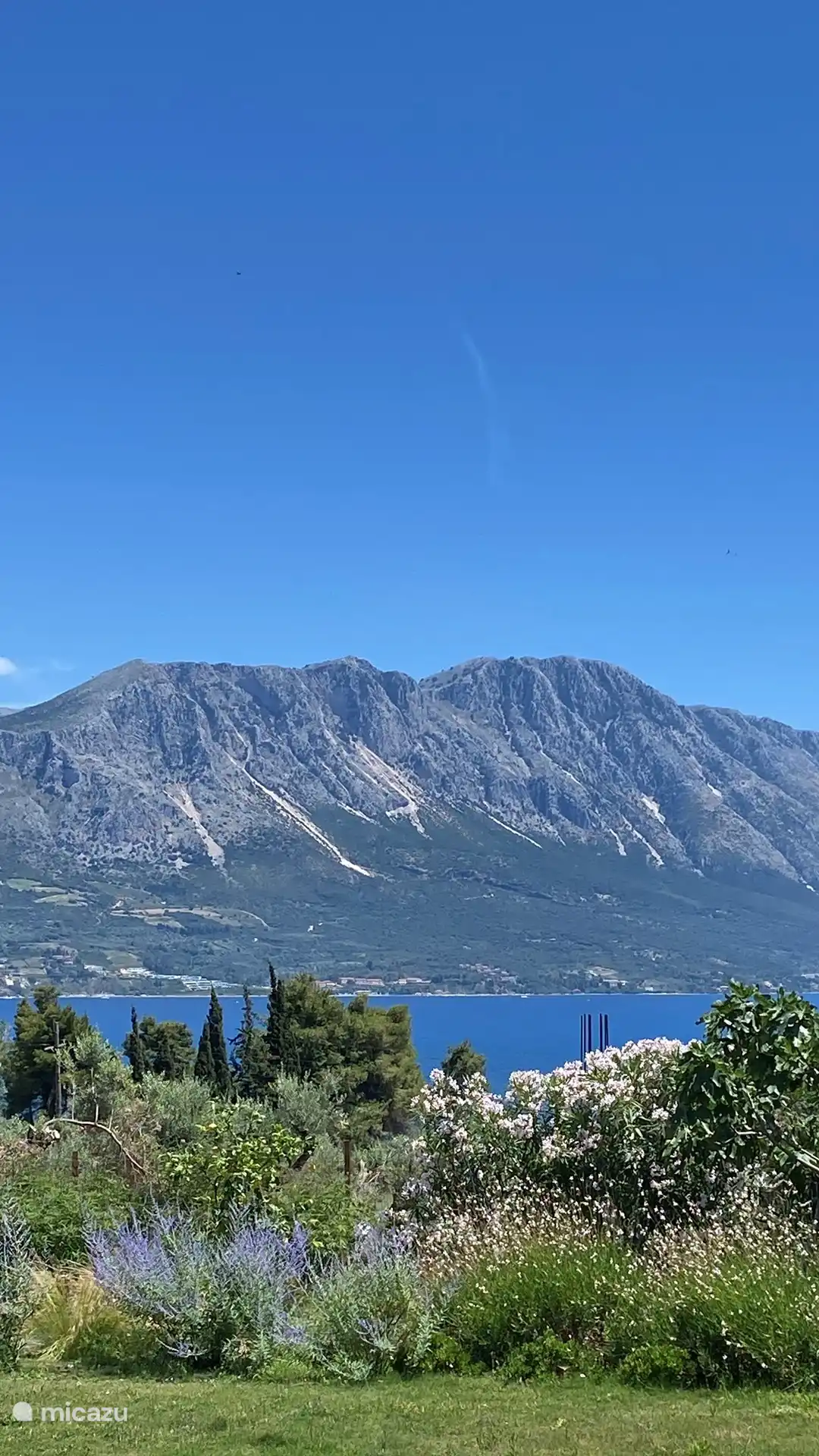 Jardin fleuri en toute saison avec des endroits ensoleillés et ombragés avec une vue imprenable