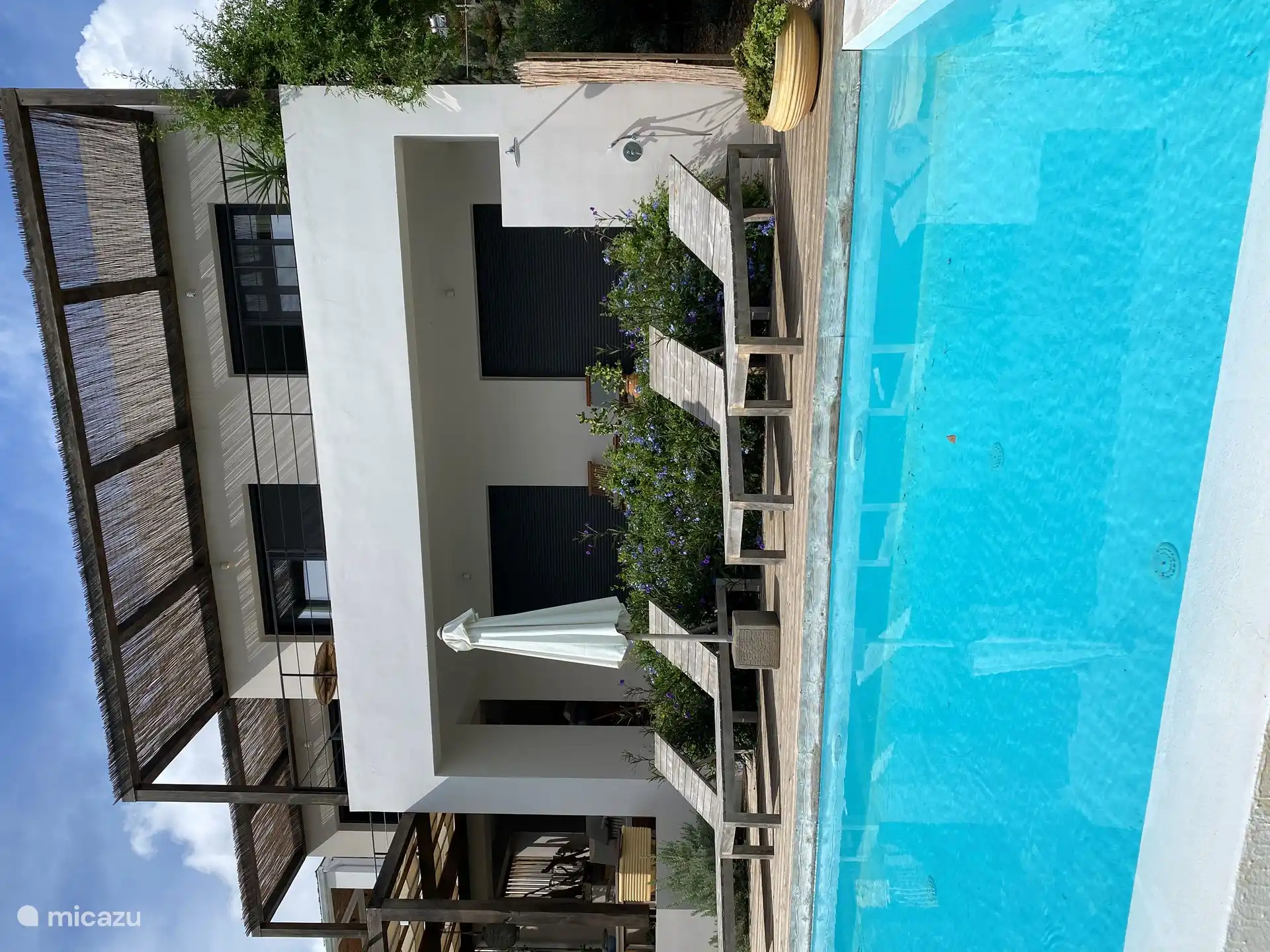 Vue de la villa depuis le jardin
