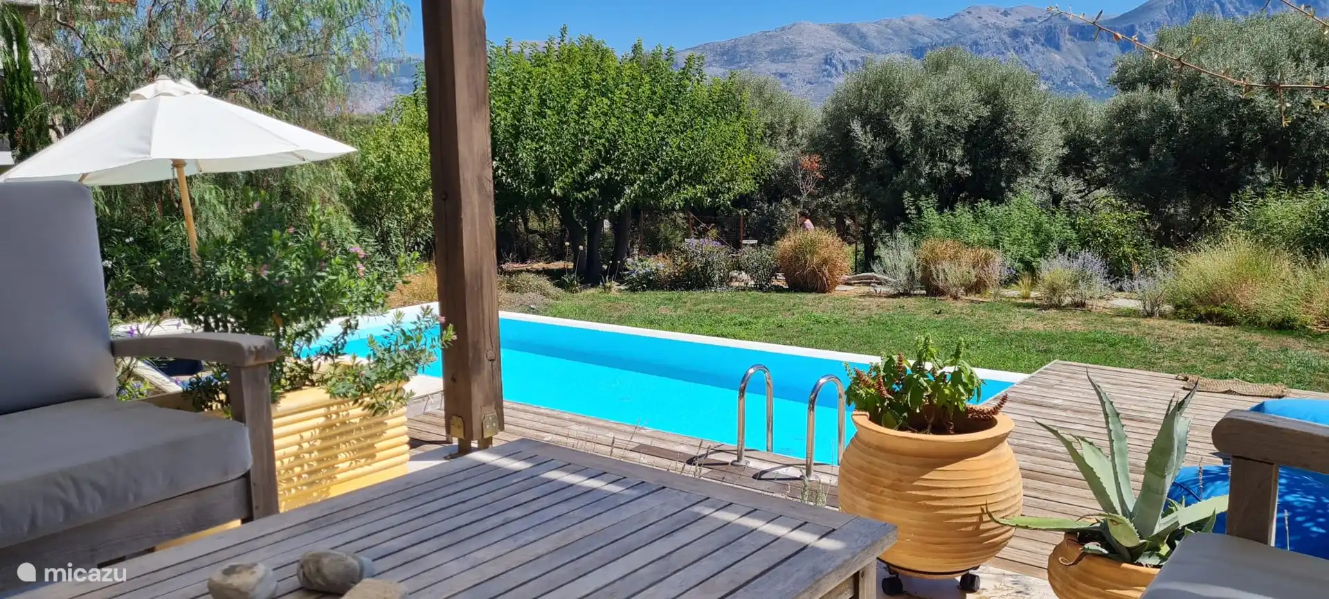 Jardin spacieux avec beaucoup d’espace pour les jeux de ballon ou le badminton sur la pelouse
